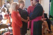 Biskup Tadeusz Pikus podczas rozmowy z Marszałek Elżbietą Lanc, Wicestarostą Haliną Ulińską i Wiceprzewodniczącą Lidią Siuchtą (galeria: 6)