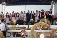 Na scenie z Zespołem „Węgrowianie&quot; od lewej: Wicestarosta Halina Ulińska, Członek Zarządu Województwa Mazowieckiego Elżbieta Lanc i Burmistrz Węgrowa Krzysztof Wyszogrodzki (galeria: 13)