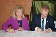 Ze strony powiatu podpisy pod umową sprzedaży złożyli Starosta Krzysztof Fedorczyk i Wicestarosta Halina Ulińska (galeria: 7)