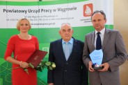Statuetkę Panu Zygmuntowi Wojtyra wręczyli: Dyrektor PUP Anna Wieczorek i Wójt Gminy Liw Bogusław Szymański (galeria: 13)