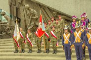 Warta przed Pomnikiem Powstania Warszawskiego także uczniów II LO służb mundurowych w Węgrowie (galeria: 9)