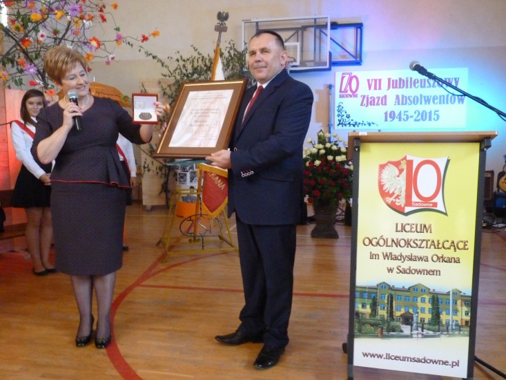 Medal Pro Masovia wręcza Szkole Członek Zarządu Województwie Mazowieckiego Elżbieta Lanc (galeria: 1)