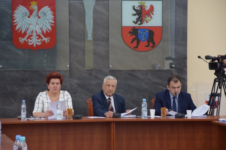 Prezydium Rady Powiatu. Od lewej: Wiceprzewodnicząca Lidia Siuchta, Przewodniczący Zygmunt Orłowski i Wiceprzewodniczący Paweł Marchela. (galeria: 1)