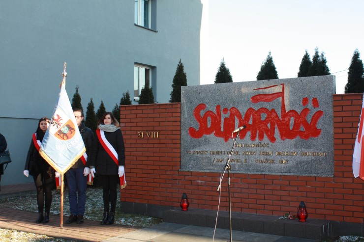 Poczet Sztandarowy Powiatu Węgrowskiego pod pomnikiem Solidarności w Węgrowie - 13 grudnia 2016 r. (galeria: 1)