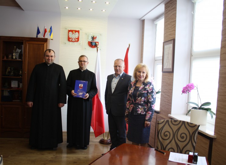 Przedstawiciele Zarządu Powiatu Węgrowskiego i Parafii Bazyliki Mniejszej w Węgrowie po podpisaniu umowy (galeria: 1)