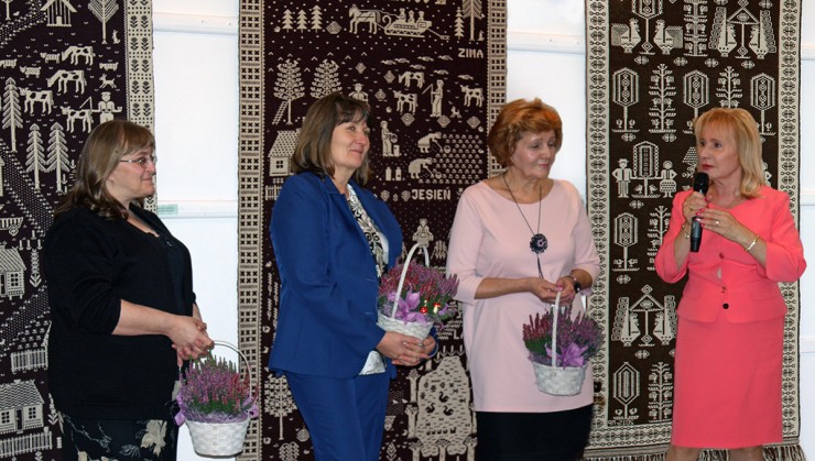 Wicestarosta Halina Ulińska podziękowała Paniom za ich dorobek artystyczny. Od lewej Pani Katarzyna Bala, Pani Małgorzata Pepłowska i Pani Jadwiga Kresa. (galeria: 1)