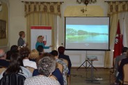 W swoim wystąpieniu podczas drugiego dnia Sejmiku Wicestarosta Halina Ulińska omówiła działania realizowane przez Samorząd Powiatu Węgrowskiego na rzecz rozwoju turystyki. Obok Dyrektor Izabela Stelmańska. (galeria: 40)