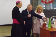 Starosta Krzysztof Fedorczyk i Wicestarosta Halina Ulińska wręczyli Księdzu Biskupowi upominek w postaci pamiątkowego dzwonu. (galeria: 8)