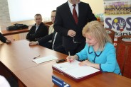 Wicestarosta Halina Ulińska podpisuje Akt Inauguracyjny Akademii Siatkarskich Ośrodków Szkolnych (galeria: 5)