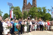 Delegacje przed złożeniem kwiatów pod pomnikiem Kardynała Stefana Wyszyńskiego (galeria: 3)