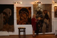 Wicestarosta Halina Ulińska omawia prace zgromadzone na wystawie (galeria: 11)