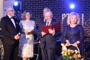Starosta Krzysztof Fedorczyk odczytał uzasadnienie nadania tytułu. Od lewej: Pan Krzysztof Filipek, Pani Elżbieta Filipek, Pan Zygmunt Orłowski i Pani Halina Ulińska. (galeria: 6)