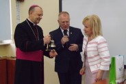 Starosta Krzysztof Fedorczyk i Wicestarosta Halina Ulińska wręczyli Księdzu Biskupowi upominek w postaci pamiątkowego dzwonu (galeria: 9)
