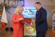 Wicestrosta Halina Ulińska wręcza na ręce dyrektora szkoły Sławomira Ryszawy pamiątkowy puchar i list gratulacyjny (galeria: 5)