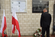 Prezes Rady Sołeckiej Waldemar Gastoł złożył kwiaty przed tablicą pamiątkową (galeria: 15)