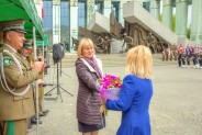 Wicestarosta Halina Ulińska podziękowała zastępcy Pani Ewie Waligórze za współpracę wręczając bukiet kwiatów. (galeria: 6)