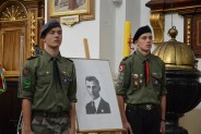 Warta harcerzy przy fotografii patrona Hufca ZHP Węgrów hm Edmunda Zarzyckiego (galeria: 2)