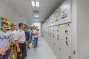 Uczniowie Technikum Elektrycznego  w rozdzielni w Pniewniku w obrębie inwestycji farmy wiatrowej w Korytnicy. (galeria: 7)