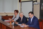 Prezydium Rady. Od lewej: Wiceprzewodnicząca Lidia Siuchta, Przewodniczący Zygmunt Orłowski i Wiceprzewodniczący Paweł Marchela (galeria: 3)