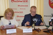 Wicestarosta Halina Ulińska i Starosta Krzysztof Fedorczyk podczas podpisania umowy (galeria: 2)