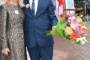 Prezes Stowarzyszenia Marek Matusik wręcza kwiaty Wicestaroście Halinie Ulińskiej za pomoc w organizacji uroczystości (galeria: 33)