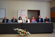 Za stołem prezydialnym przedstawiciele Urzędu Marszałkowskiego i JST biorących udział w projekcie. (galeria: 4)