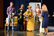 Wicestarosta Halina Ulińska na ręce Pani Urszuli Grabarczyk odtwarzającej rolę żony burmistrza Trombolińskiego wręczyła kosz z upominkami dla wszystkich aktorów. (galeria: 3)