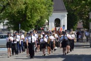 Marsz uczestników uroczystości pod tablicę upamiętniającą Marszałka (galeria: 2)
