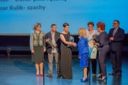 Wicestarosta Węgrowski Halina Ulińska i Przewodnicząca Rady Powiatu Lidia Siuchta składają gratulacje dla zwyciężczyni w kategorii Trener Roku 2016 - Anny Wielogórskiej (galeria: 4)