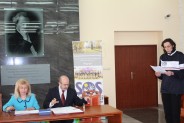 Trener Siatkarskiego Ośrodka Szkolnego Barbara Murawska przedstawia osoby do podpisywania Aktu (galeria: 6)
