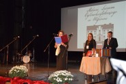 Radna Powiatu Węgrowskiego Ewa Besztak czyta list od minister edukacji Anny Zalewskiej (galeria: 26)