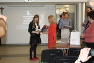 Wicestarosta Halina Ulińska wręczyła nagrodę uczennicy ZSP w Sadownem Gabrieli Renik za zajęcie I miejsca (galeria: 3)