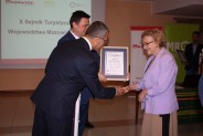 Pani Jadwia Giers odbiera certyfikat POT dla Punktu Informacji Turystrycznej w Węgrowie (galeria: 7)
