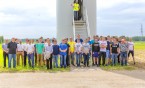 Uczniowie Technikum Elektrycznego na farmie wiatrowej