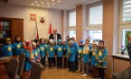 Przedszkolaki odwiedziły Starostwo z okazji Dnia Polskiej Niezapominajki