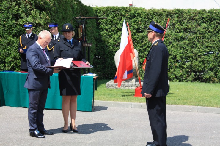 Starosta Węgrowski Krzysztof Fedorczyk wręczył dyplomy i wyróżnienia dla lauratów konkursu „Strażak Roku Powiatu Węgrowskiego” w kategorii strażak zawodowy. (galeria: 1)