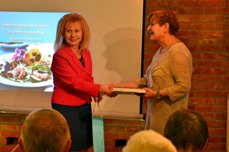 Wicestarosta Halina Ilińska podziękowała Pani Elżbiecie Kozłowskiejza prezentację i promocję Powiatu Węgrowskiego (galeria: 1)