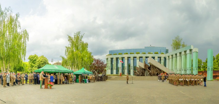 Uroczystości na Placu Krasińskich przed Pomnikiem Powstania Warszawskiego (galeria: 1)