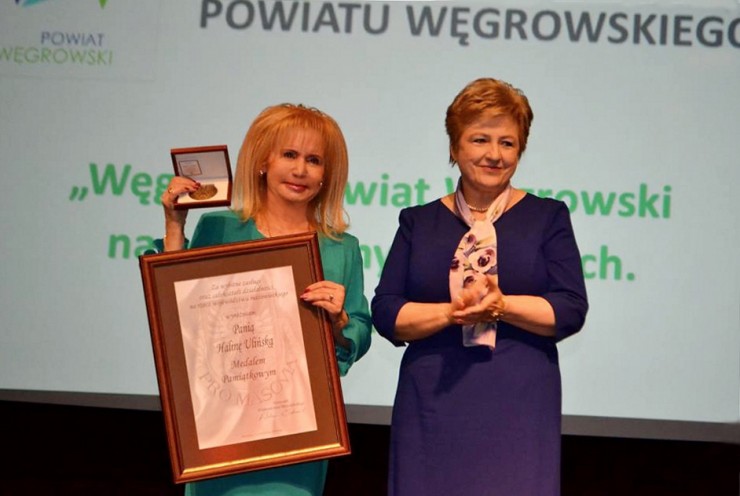 Wicestarosta Halina Ulińska odebrała medal Pro Masovia z rąk Członka Zarządu Województwa Mazowieckiego Pani Elżbiety Lanc (galeria: 1)