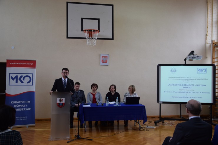 Uczestników debaty powitał Dyrektor ZSP im. J.Kochanowskiego w Węgrowie Jacek Nowotniak. (galeria: 1)