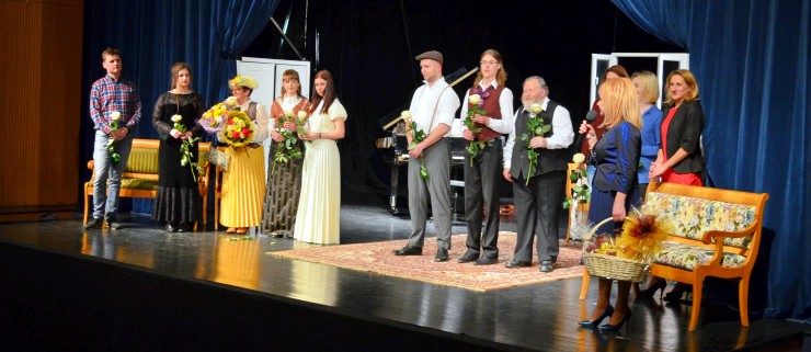 Wicestarosta Halina Ulińska pogratulowała udanej premiery spektaklu Teatrowi Amatorskiemu w Węgrowie. (galeria: 1)