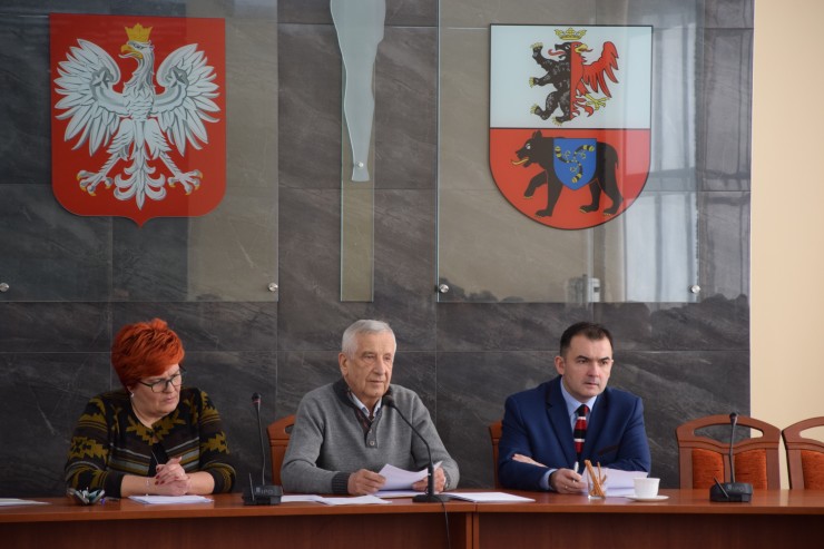 Prezydium Rady Powiatu. Od lewej: Wiceprzewodnicząca Lidia Siuchta, Przewodniczący Zygmunt Orłowski i Wiceprzewodniczący Paweł Marchela (galeria: 1)