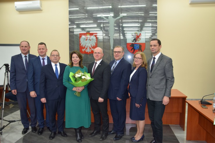 Zarząd i Prezydium Rady Powiatu Węgrowskiego 2018-2023, na czele ze Starostą Ewą Besztak (galeria: 1)
