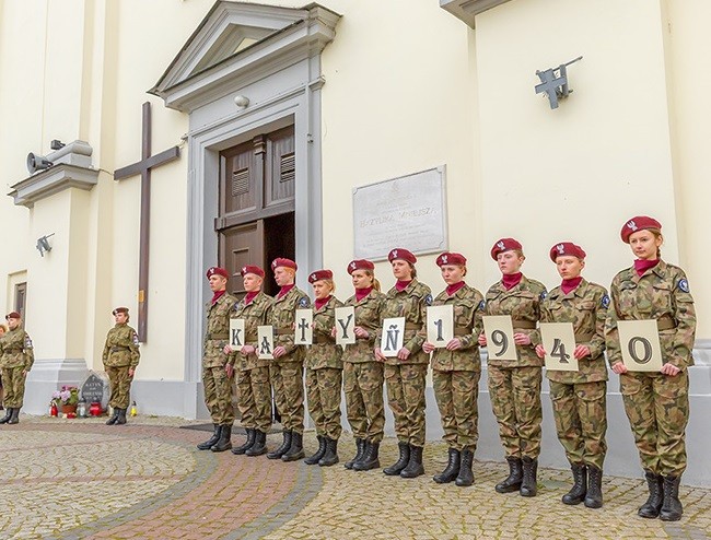 Uczniowie II LO w Węgrowie - klasy służb mundurowych przed Bazyliką Mniejszą w Węgrowie (galeria: 1)