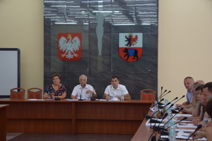Prezydium Rady Powiatu. Od lewej: Wiceprzewodnicząca Lidia Siuchta, Przewodniczacy Zygmunt Orłowski i Wiceprzewodniczący Paweł Marchela. (galeria: 1)