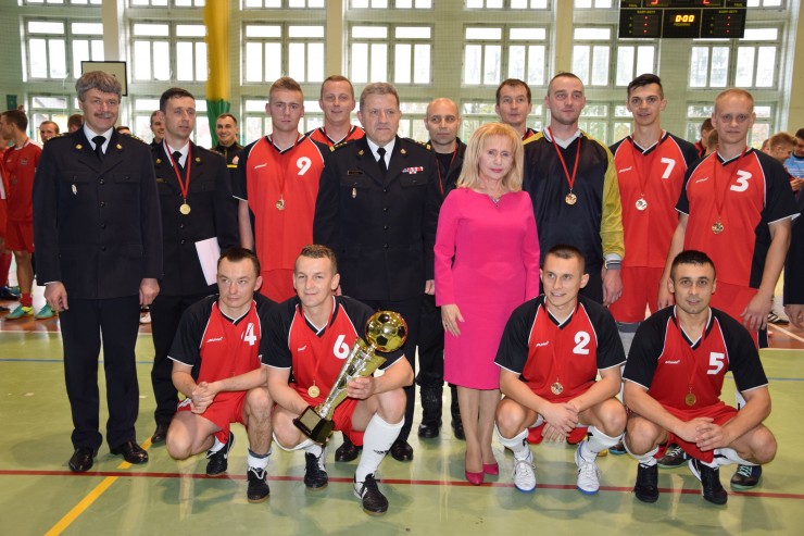 Zwycięzka drużyna z Pruszkowa z oragnizatorami turnieju. (galeria: 1)