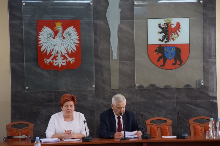 Prezydium Rady Powiatu. Od prawej: Przewodniczący Rady Zygmunt Orłowski i Wiceprzewodnicząca Lidia Siuchta (galeria: 1)
