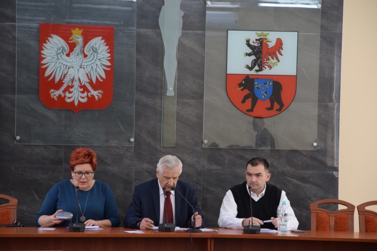 Prezydium Rady Powiatu. Od lewej: Wiceprzewodnicząca Lidia Siuchta, Przewodniczący Zygmunt Orłowski i Wiceprzewodniczący Paweł Marchela (galeria: 1)