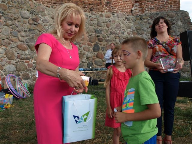 Wicestarosta Halina Ulińska wręczyła wylosowane przez dzieci upominki (galeria: 1)