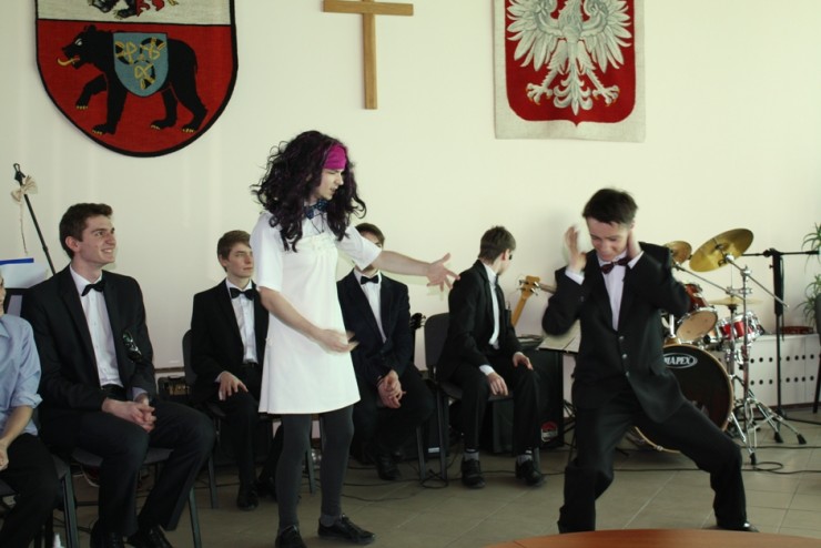 Występ młodzieży z LO w Łochowie (galeria: 1)